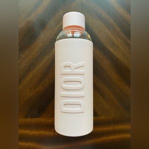 NIB Dior Beauty VIP Gift Light Pink Silicone Sleeve Glass Water Bottle 550 mL